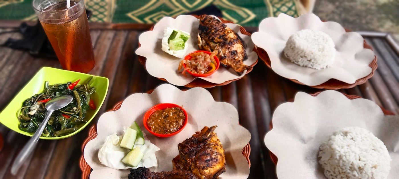 Sajian hidangan Nusantara dengan cocolan sambel